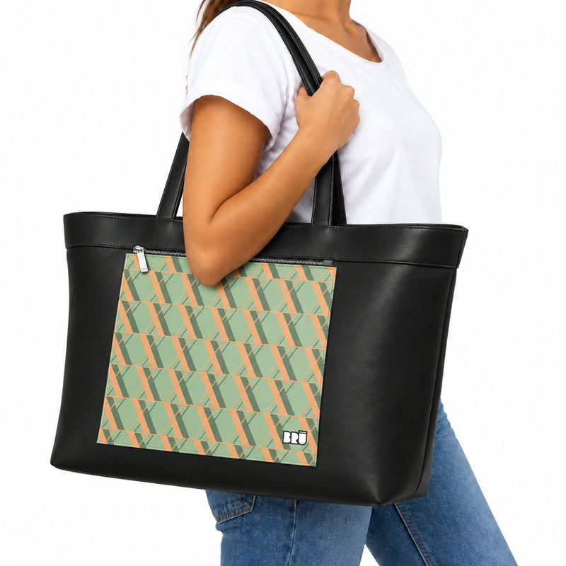 Borsa Biggy | Black – Rome Edition Green – indossata