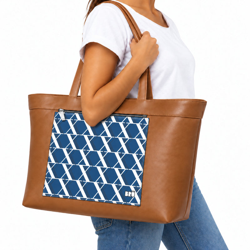 Borsa Biggy | Brown – Rome Edition Blue – indossata