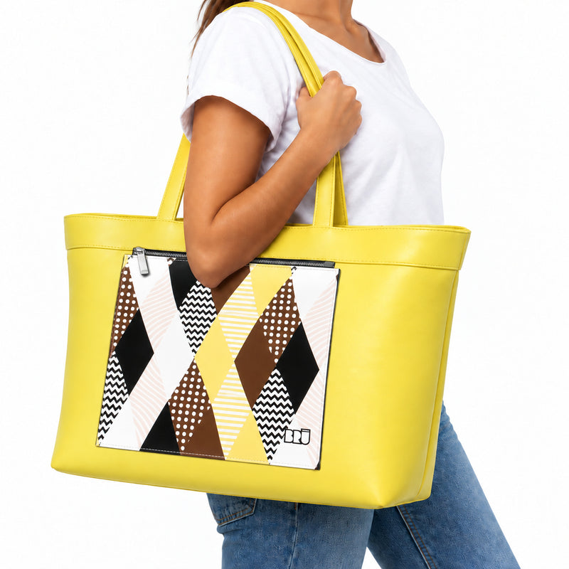 Borsa Biggy | Yellow – Venice Edition Brown – indossata