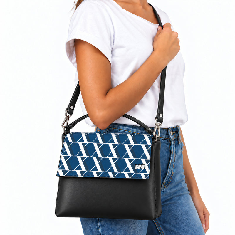 Borsa Zazzy | Black – Rome Edition Blue – indossata