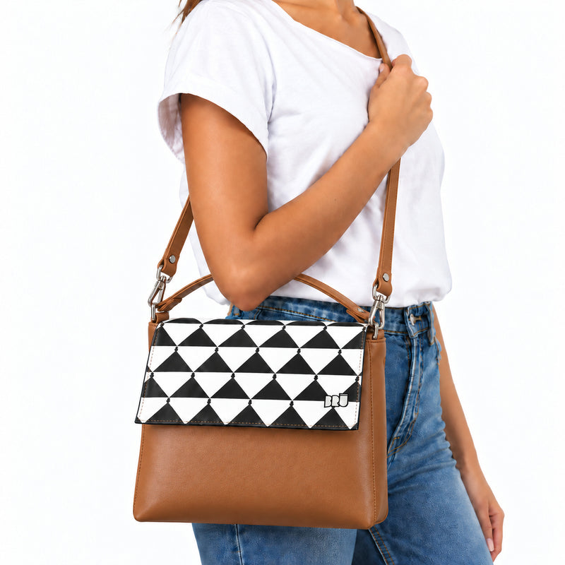 Borsa Zazzy | Brown – Apulia Edition Black – indossata