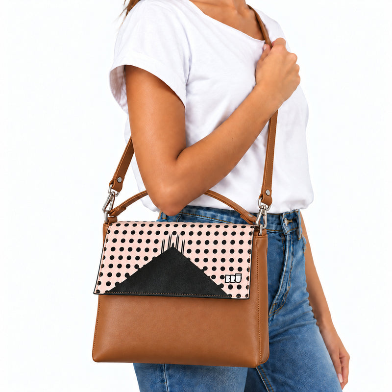Borsa Zazzy | Brown – Milan Edition Pink – indossata