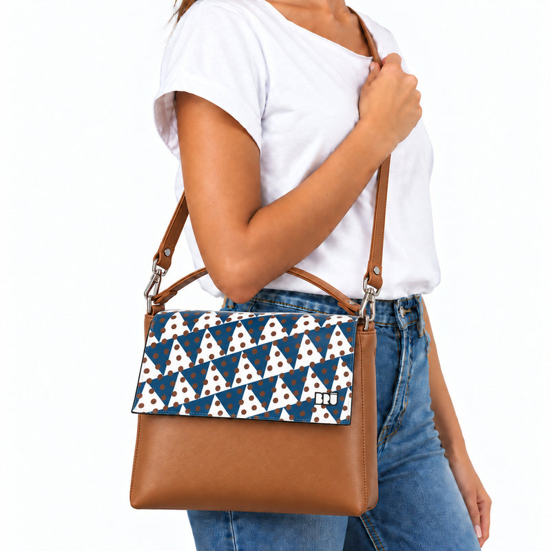 Borsa Zazzy | Brown – Naples Edition Blue – indossata
