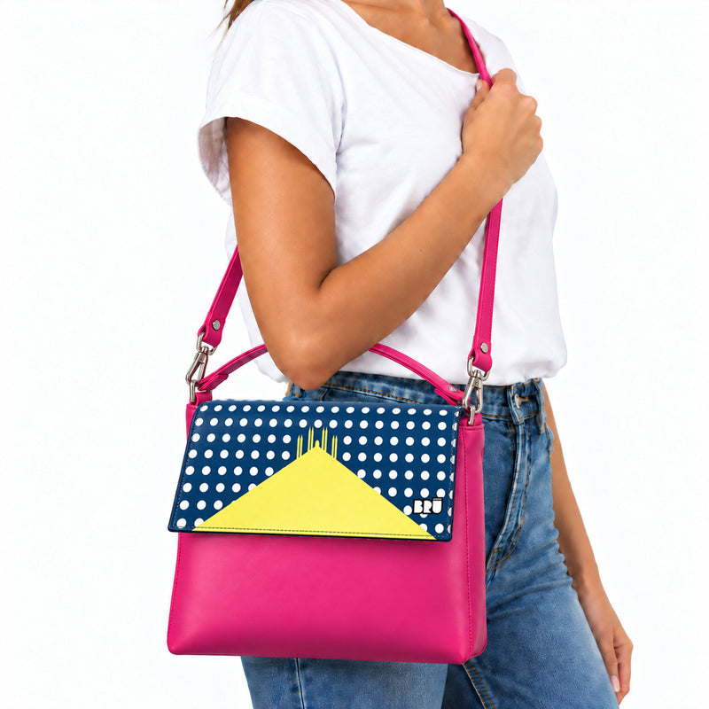 Borsa Zazzy | Fuchsia – Milan Edition Blue – indossata