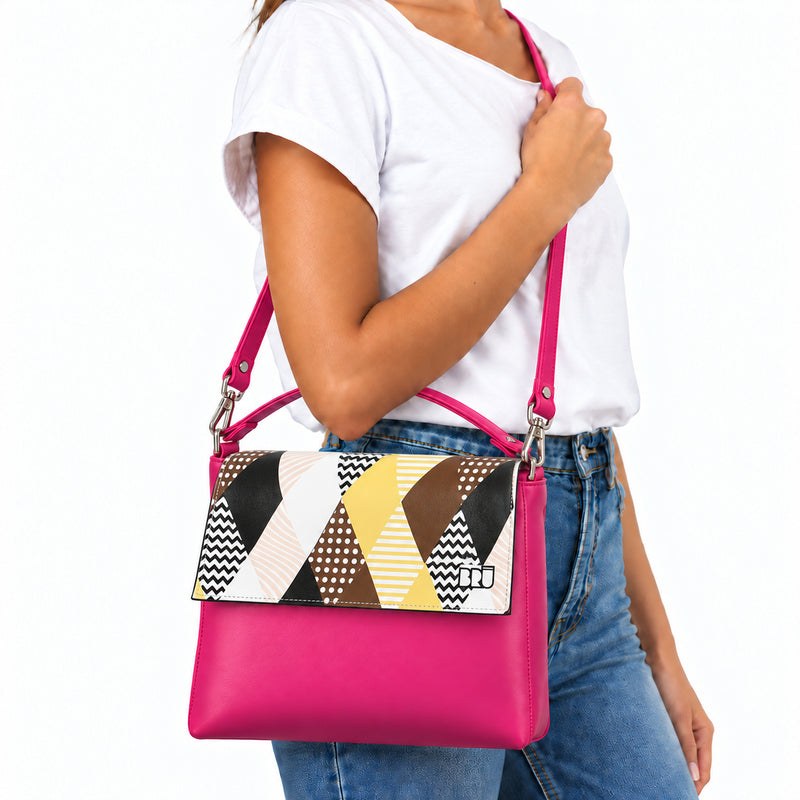 Borsa Zazzy | Fuchsia – Venice Edition Brown – indossata