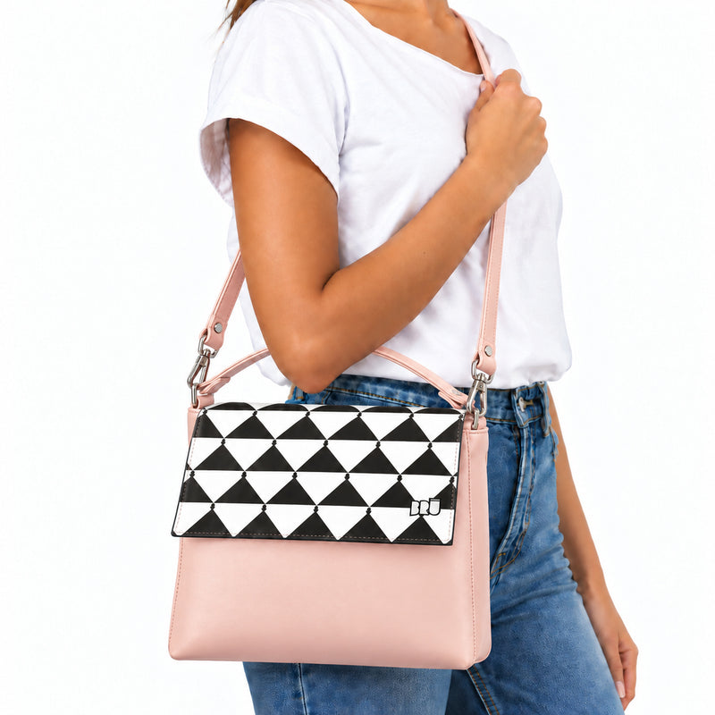 Borsa Zazzy | Pink – Apulia Edition Black – indossata
