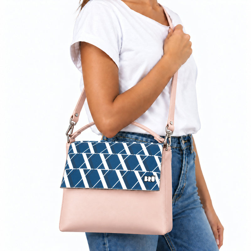 Borsa Zazzy | Pink – Rome Edition Blue – indossata